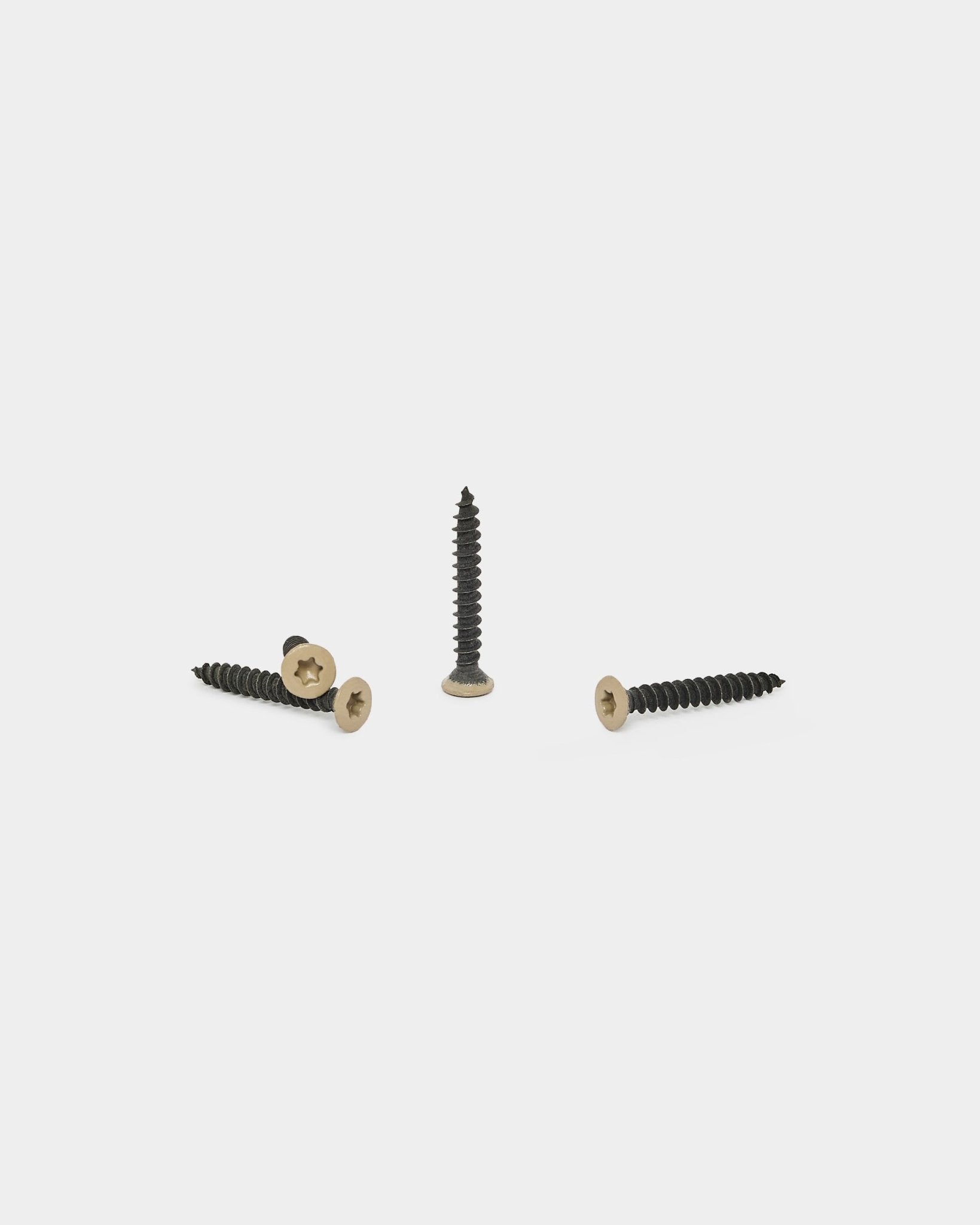 Tre beige WoodUpp-skruer for Akupanel Akustikkpanel Montering, en del av settet med 100 Installation Products | Screws, vist på hvit bakgrunn.
